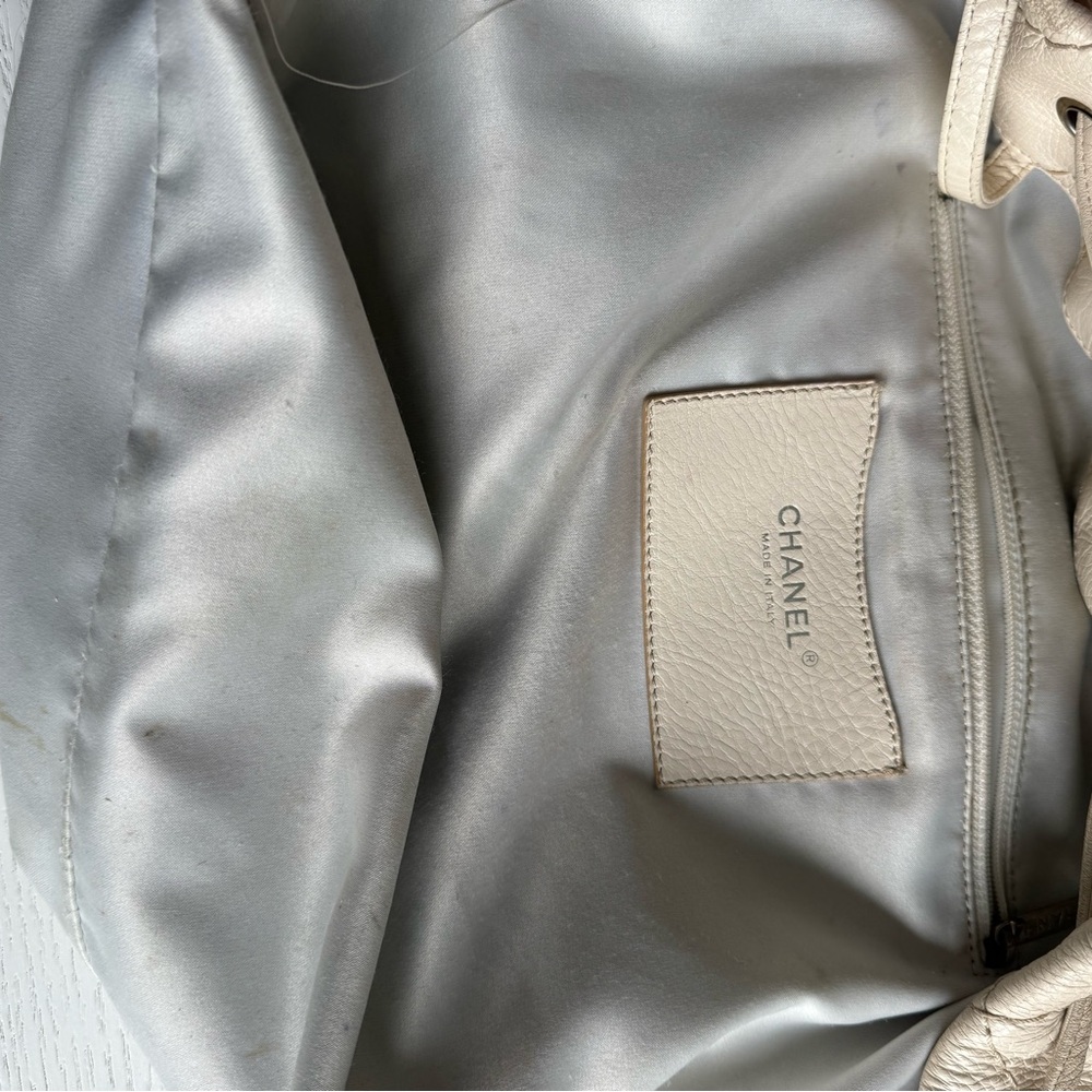 Chanel Quilted Ivory drawstring bag
On The Road Bucket Bag - Picture 12 of 14